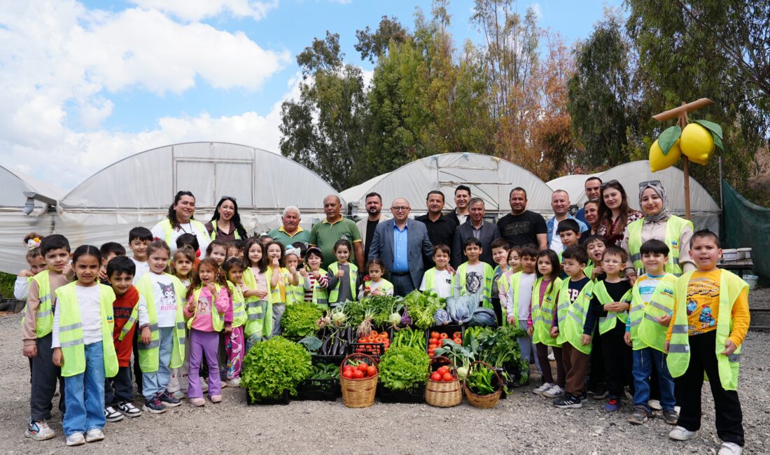 Mersin’in Erdemli ilçesinde kurulan ‘çocuk serası’nda minik öğrenciler yetiştirdikleri sebzelerin