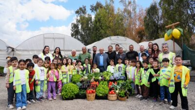 Mersin’in Erdemli ilçesinde kurulan ‘çocuk serası’nda minik öğrenciler yetiştirdikleri sebzelerin