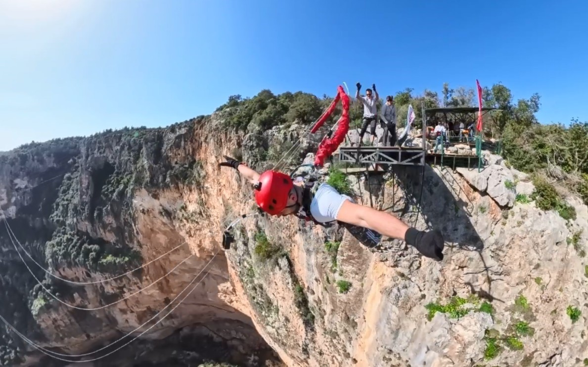 Korku ve heyecan bir arada: Mersin’de 5 saniye süren 220 metreden halatla atlama çılgınlığı