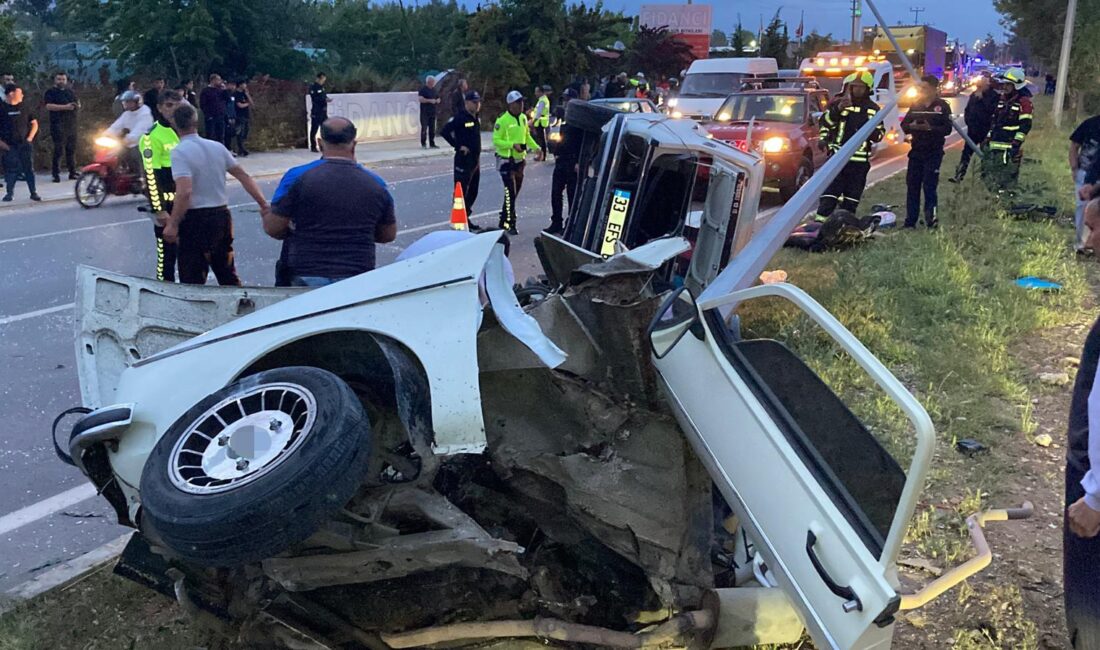 Mersin’in Erdemli ilçesinde hafif ticari aracın çarptığı otomobil refüjdeki aydınlatma