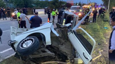 Mersin’in Erdemli ilçesinde hafif ticari aracın çarptığı otomobil refüjdeki aydınlatma
