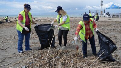 Mersin’in Tarsus ilçesinde belediye ekipleri, deniz kaplumbağalarının yuvalama alanlarını korumak