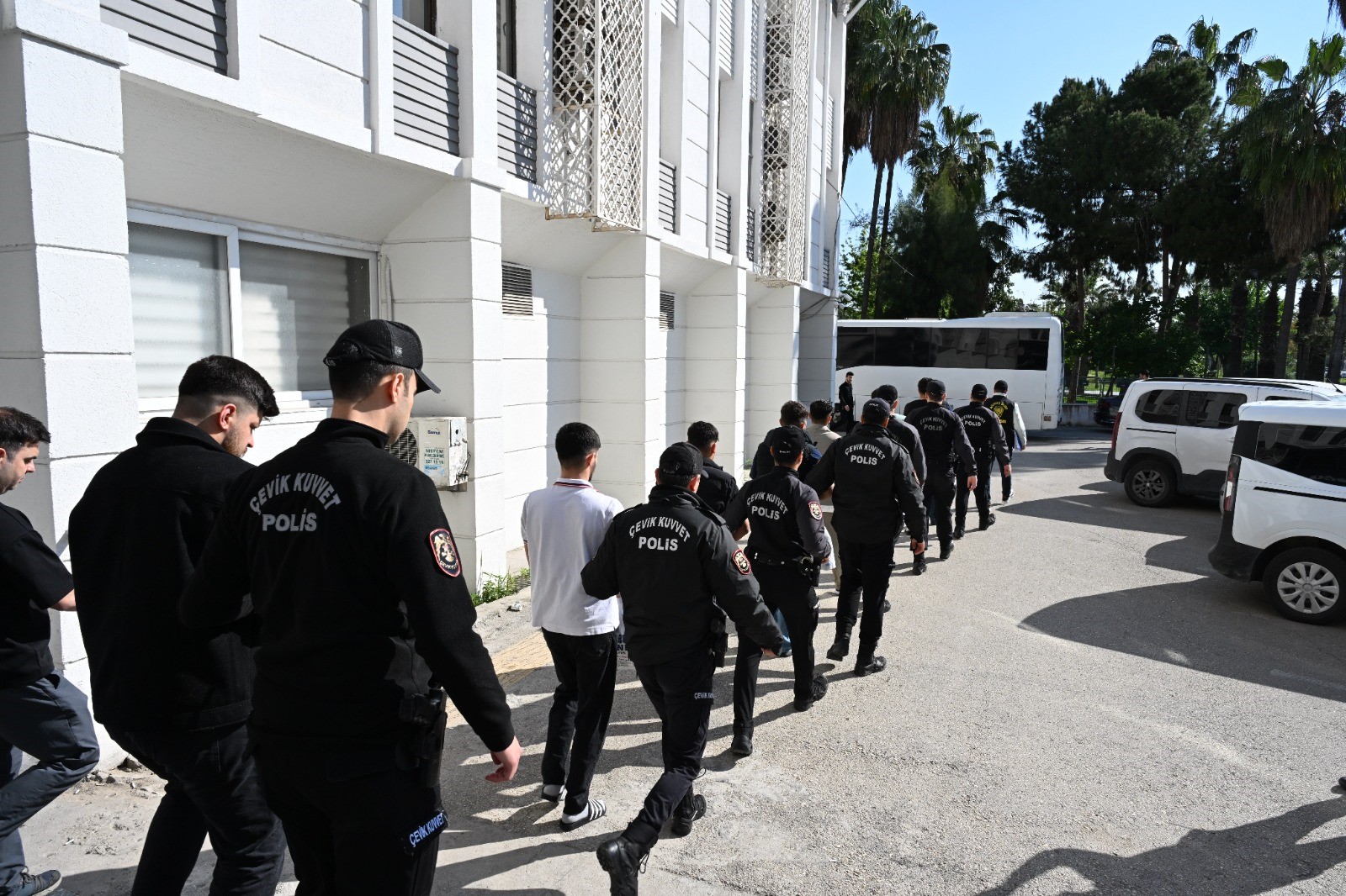 Mersin’de dolandırıcılık şebekesi çökertildi: 100 milyonluk para trafiği ortaya çıktı