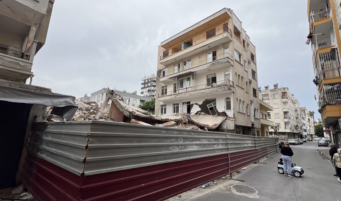 Mersin’de bir binanın kontrollü yıkımı esnasında bitişiğindeki 4 katlı binanın