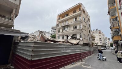 Mersin’de bir binanın kontrollü yıkımı esnasında bitişiğindeki 4 katlı binanın