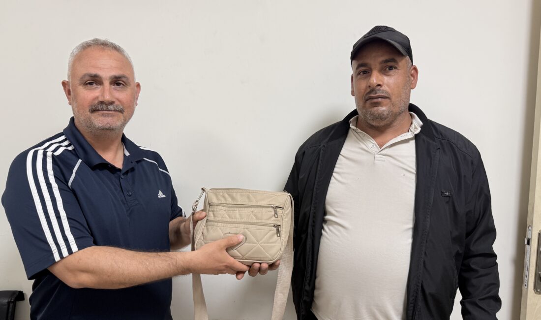 Mersin‘in Tarsus ilçesinde emekli polis, içerisinde yaklaşık 250 bin TL’lik