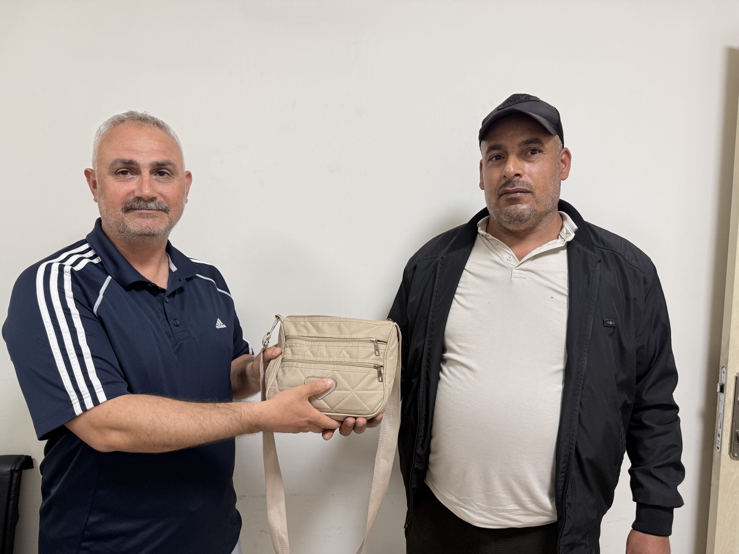 Emekli polis bulduğu içinde 250 bin TL’lik döviz olan çantayı sahibine teslim etti