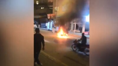 Mersin’in Erdemli ilçesinde motosiklet alev alarak yandı. Olay, Kargıpınarı Mahallesi