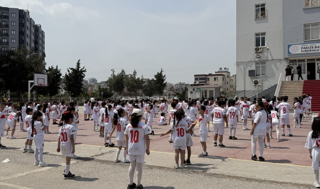 Mersin‘in Tarsus ilçesindeki bir ilkokulda yaklaşık 400 öğrenci, sırtlarında “Arda”