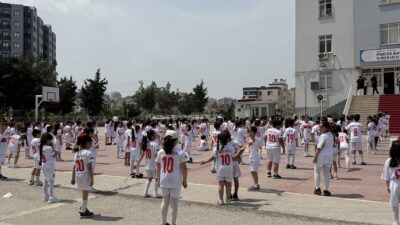 Mersin‘in Tarsus ilçesindeki bir ilkokulda yaklaşık 400 öğrenci, sırtlarında “Arda”