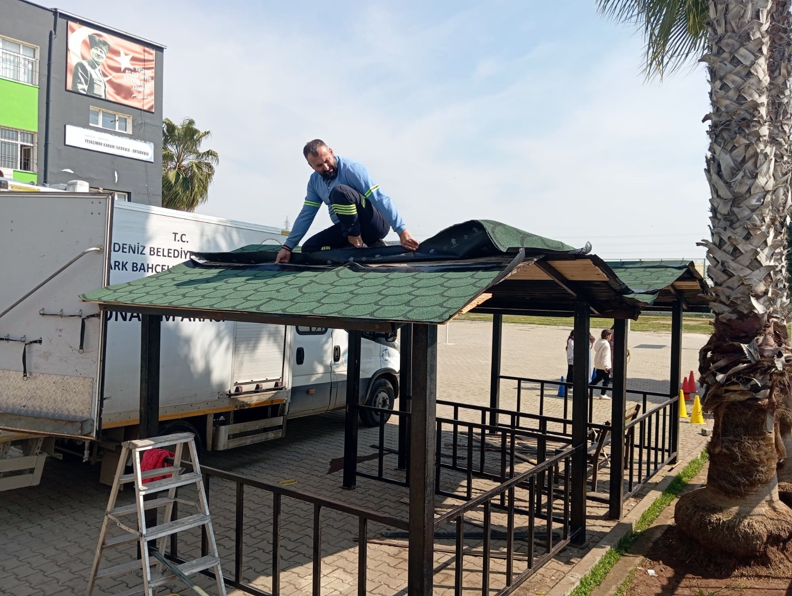 AKDENİZ BELEDİYESİ, PARK VE YEŞİL ALANLARA BAKIM YAPIYOR