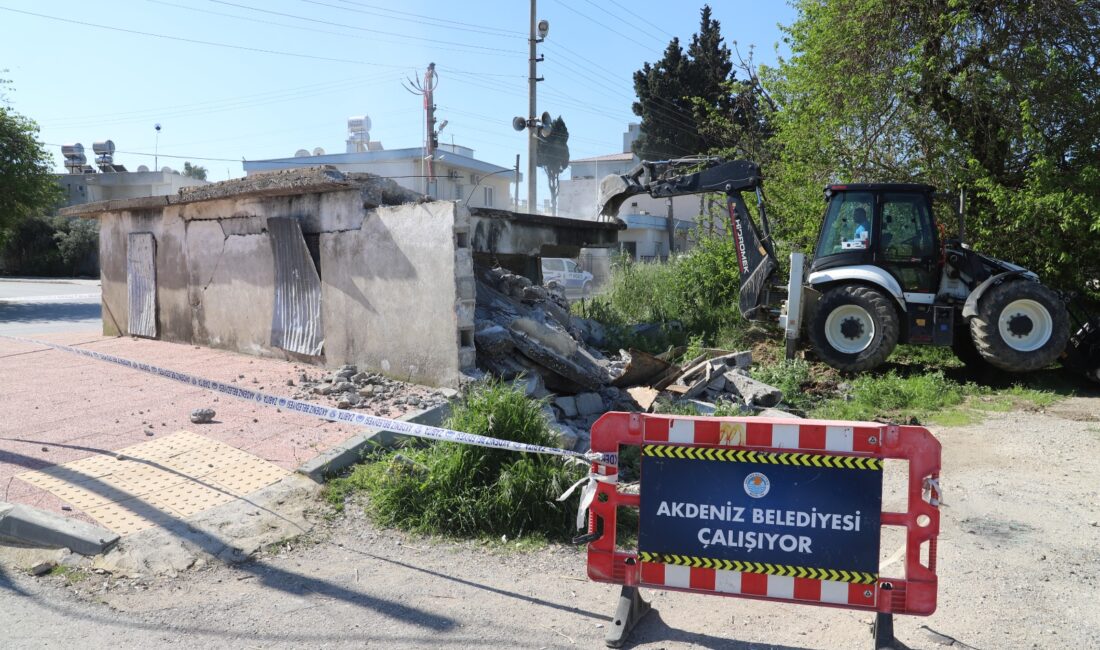 Kazanlı ve Hürriyet mahallelerinde bulunan metruk yapılar iş makineleriyle ortadan kaldırıldı Akdeniz Belediyesi, çökme riski taşıdığından vatandaşların can ve mal güvenliği