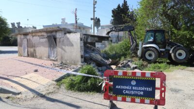 Akdeniz Belediyesi, çökme riski taşıdığından vatandaşların can ve mal güvenliği