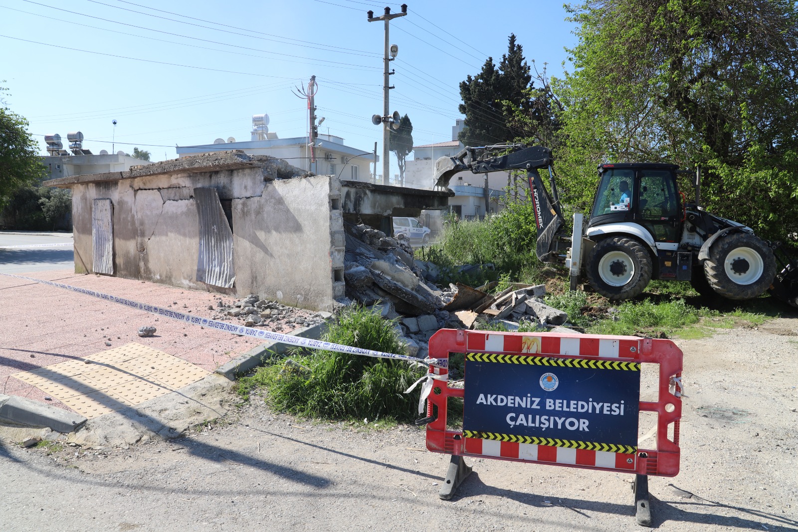 Kazanlı ve Hürriyet mahallelerinde bulunan metruk yapılar iş makineleriyle ortadan kaldırıldı