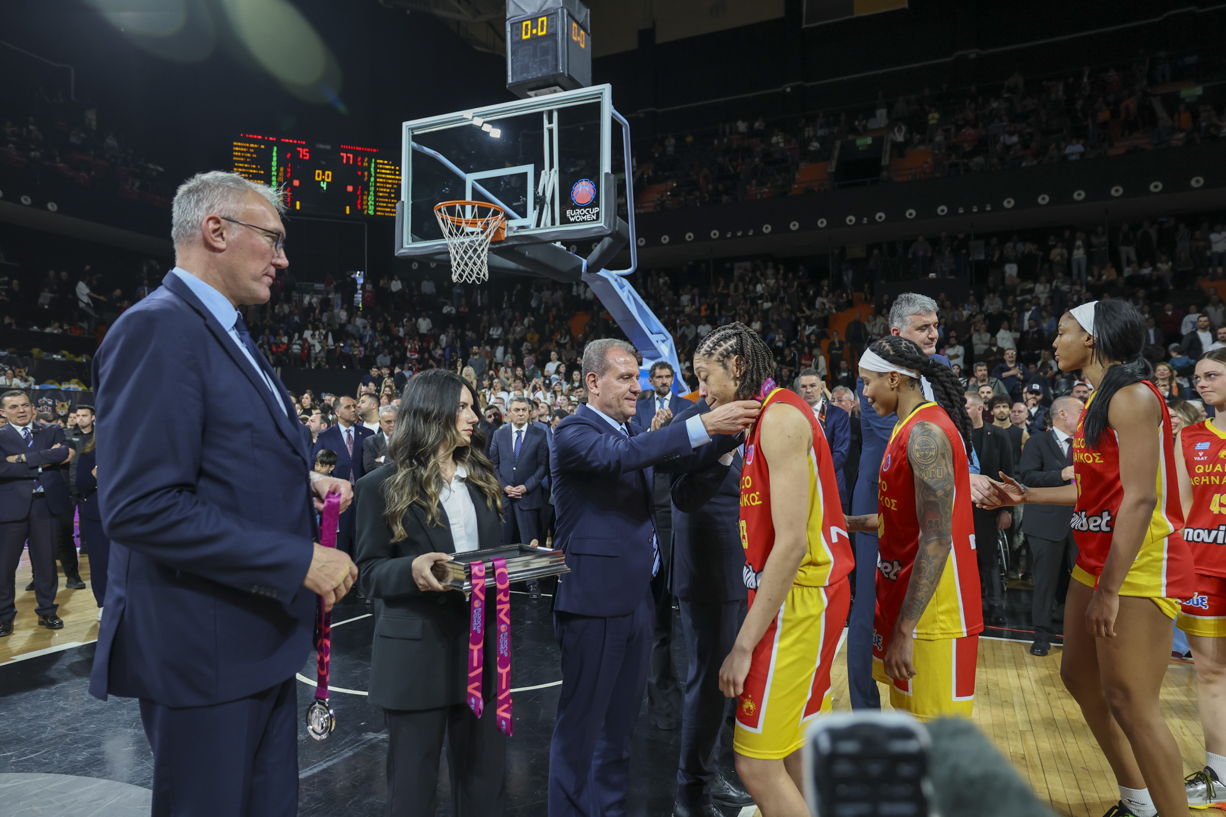 BAŞKAN SEÇER ÇBK MERSİN VE ATHINAIKOS MAÇINI TRİBÜNDEN TAKİP ETTİ