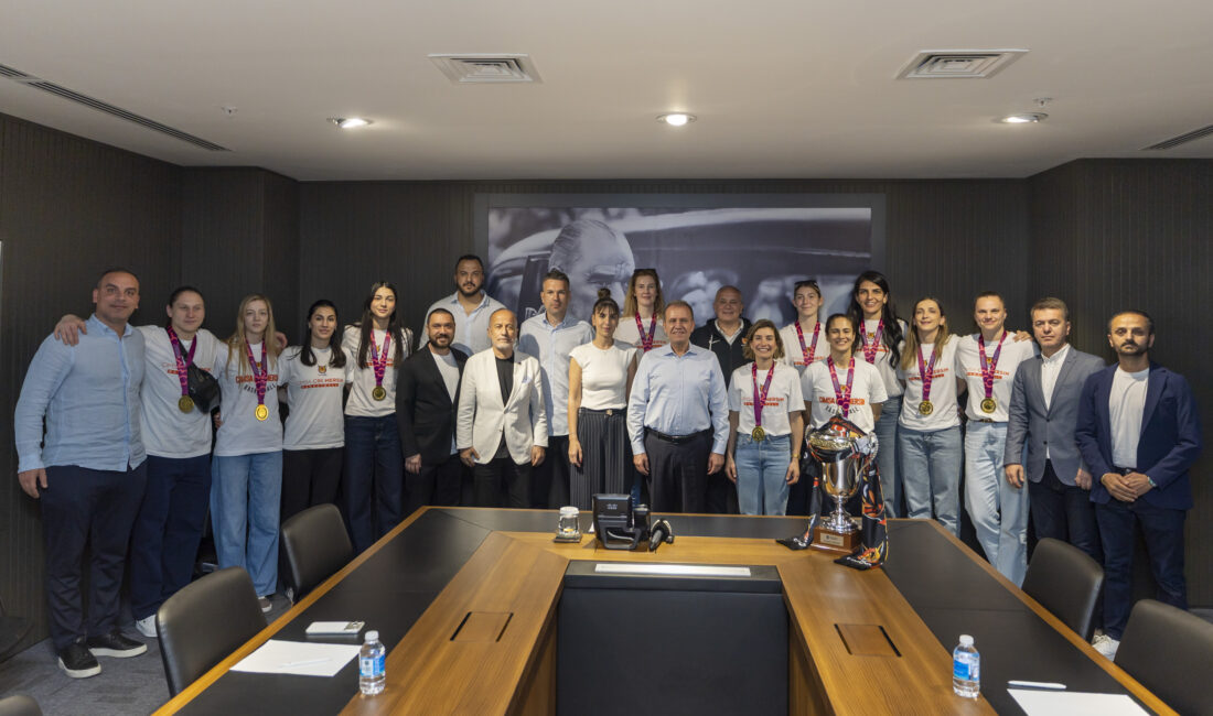 ÇİMSA ÇBK Mersin, EuroCup’ta elde ettiği şampiyonluğun ardından kupayla birlikte