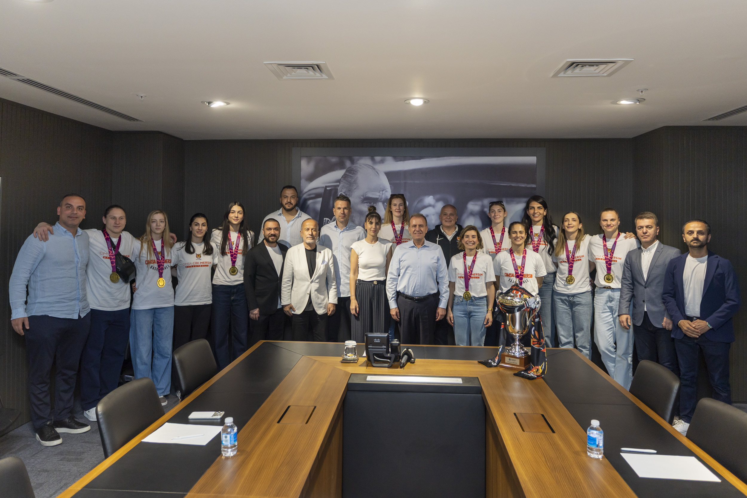 BAŞKAN SEÇER, ÇİMSA ÇBK MERSİN TAKIMI İLE BİR ARAYA GELDİ