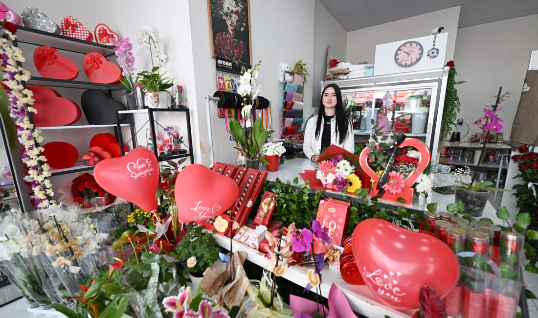 BÜYÜKŞEHİR, MERCEK İLE HAYALLERİ GERÇEĞE DÖNÜŞTÜRMEYE DEVAM EDİYOR Mersin Büyükşehir Belediyesi Meslek Edindirme ve Eğitim Merkezi (MERCEK), kursiyerlerine