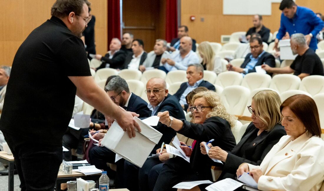 Yenişehir Belediye Meclisi toplantısında 7 yıllık görev süresini değerlendiren Başkan