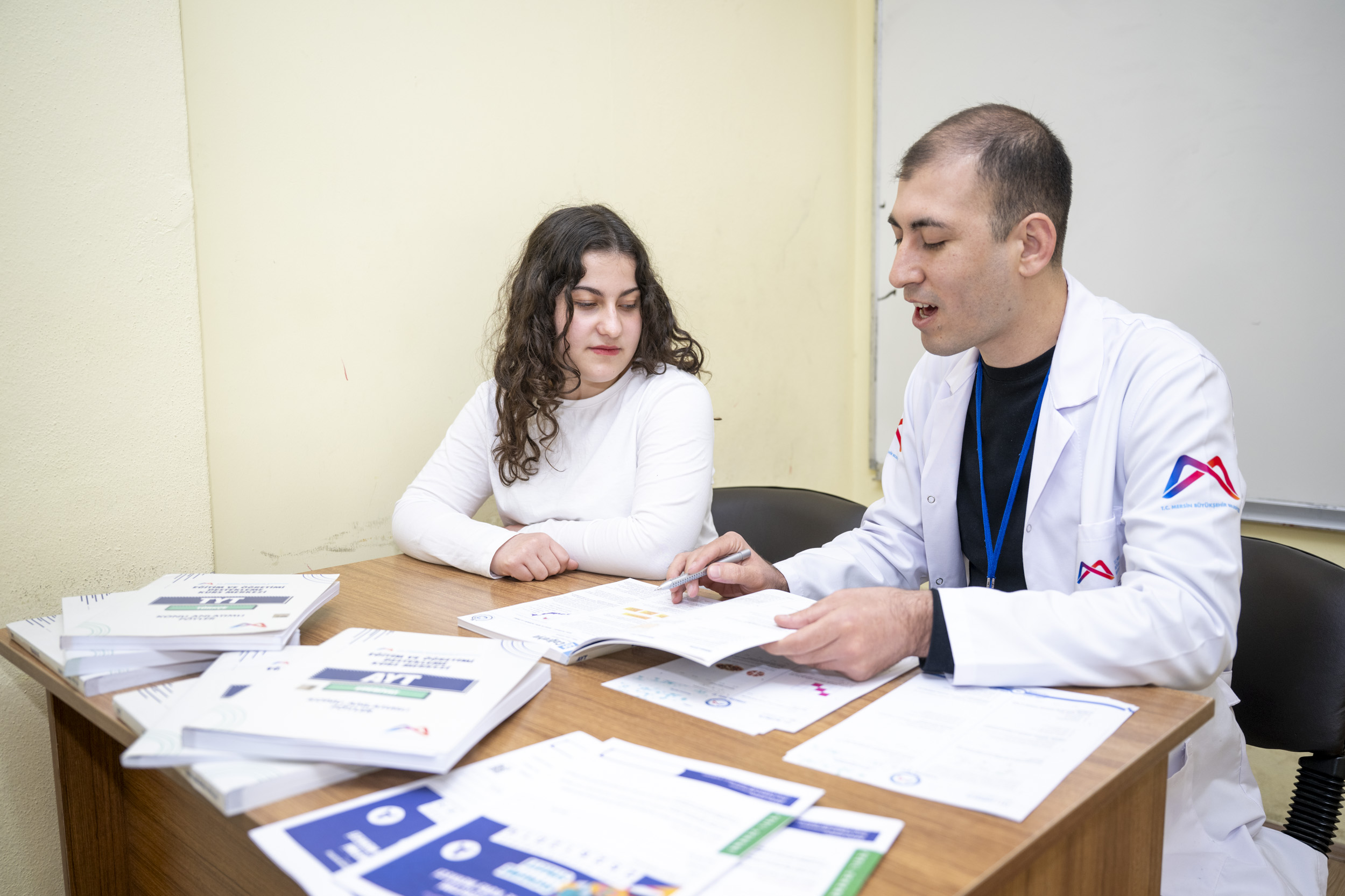 EĞİTİMİNE SIKICA TUTUNAN ADİLE NİSA ENGELLERİ MERSİN BÜYÜKŞEHİR İLE AŞIYOR