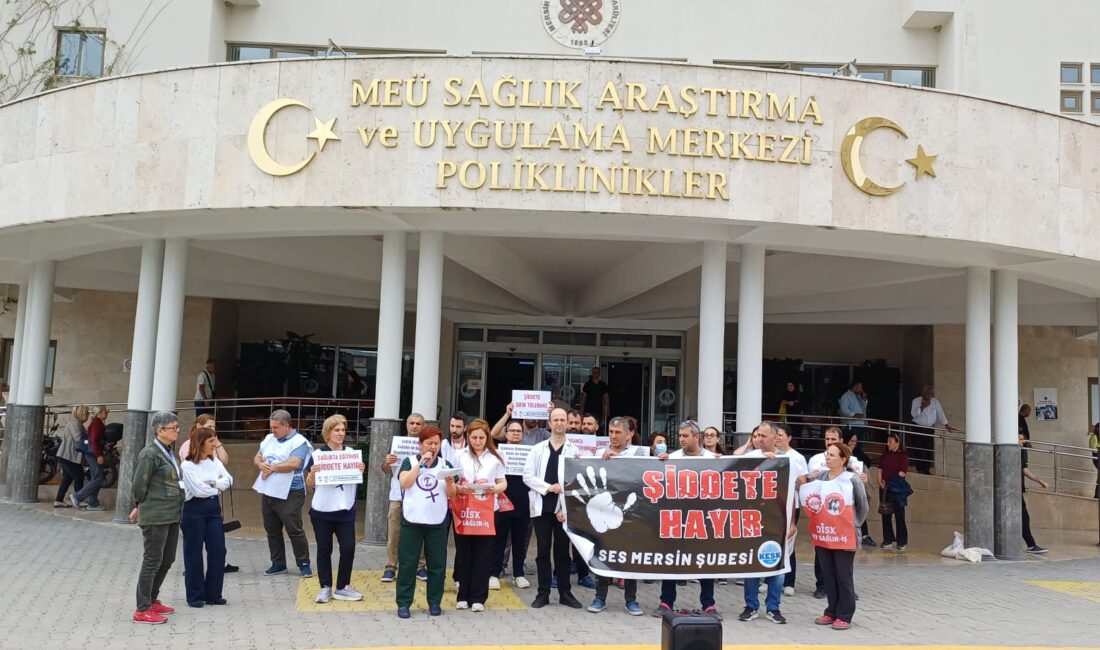 Sağlık ve Sosyal Hizmet Emekçileri Sendikası (SES) Mersin Şubesi üyeleri,