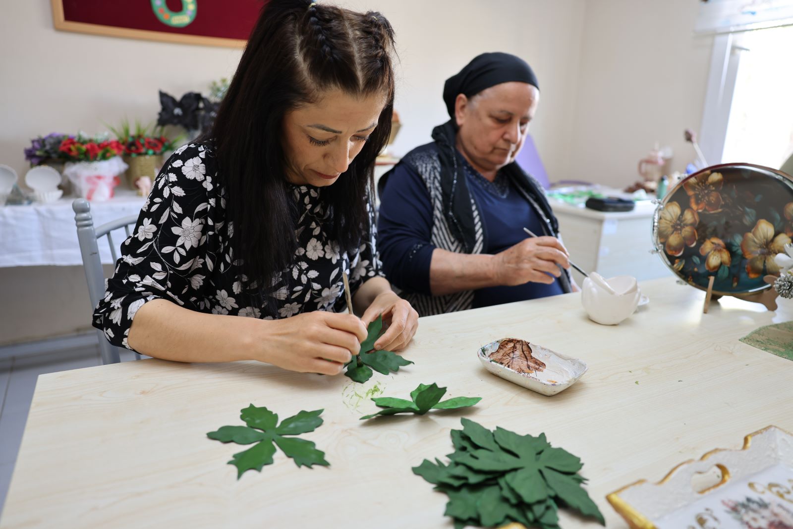SESSİZ DÜNYASINI RENKLERLE DİLLENDİRDİ: İŞİTME ENGELLİ SİNEM’İN İLHAM VEREN BAŞARISI