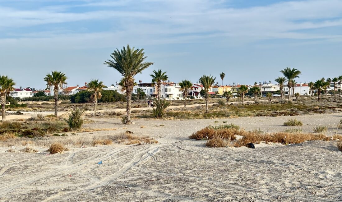 Mersin’in Silifke ilçesinde Atakent Sahili için yürütülen düzenleme çalışmaları hız kesmeden devam ederken, Taşucu Kum