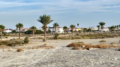 TAŞUCU’NDAN ÇAĞRI: “ATAKENT’E VAR, KUM SAHİLİNE YOK MU?” Mersin’in Silifke ilçesinde Atakent Sahili için yürütülen düzenleme çalışmaları hız kesmeden devam ederken, Taşucu Kum