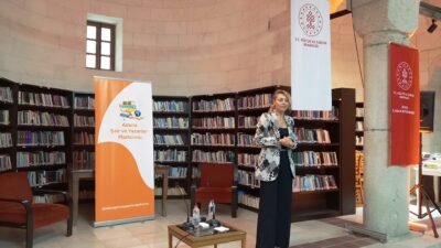 Adana Şair ve Yazarlar Platformu’nun düzenlediği “İçimizdeki Ben” söyleşisinde konuşan