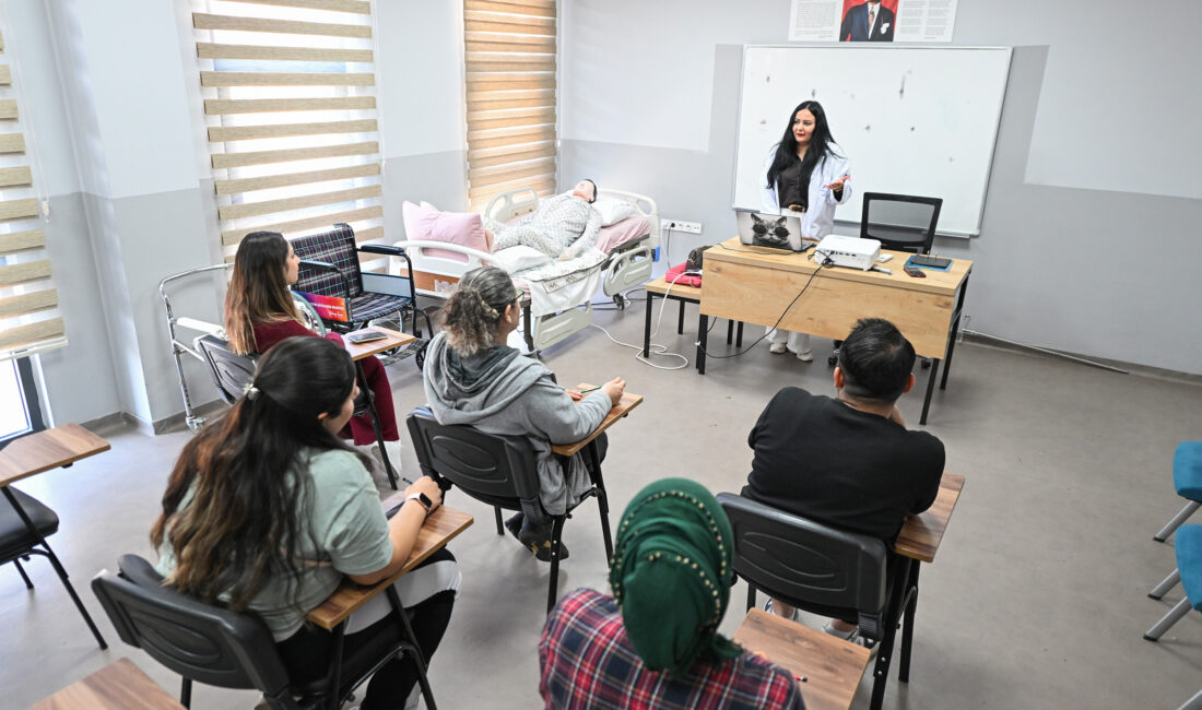 MERSİN BÜYÜKŞEHİR BELEDİYESİ’NİN ÜCRETSİZ KURSLARI İSTİHDAMIN YOLUNU AÇIYOR Mersin Büyükşehir Belediyesi, sosyal belediyecilik anlayışı doğrultusunda hayata geçirdiği projeleriyle