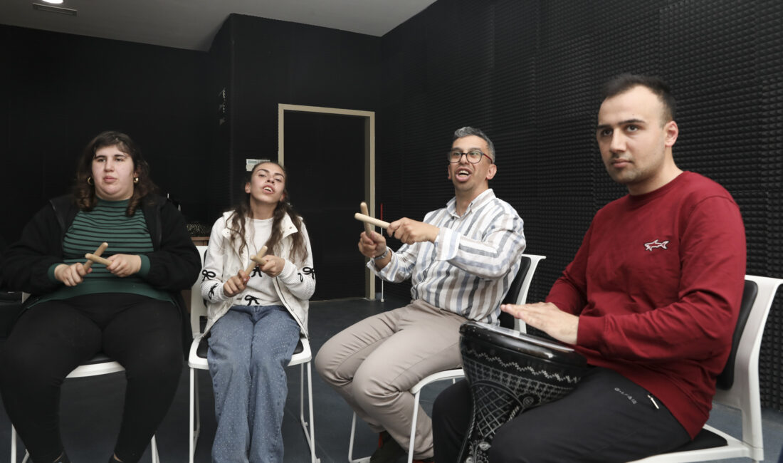 Mersin Büyükşehir Belediyesi Engelsiz Yaşam Merkezi’nde düzenlenen Müzik Atölyesi’nde özel