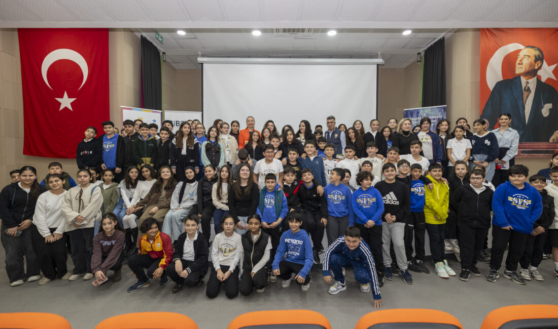 Mersin Büyükşehir Belediyesi ev sahipliğinde, çocukların dijital dünyada bilinçli ve