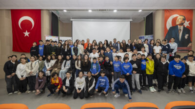 Mersin Büyükşehir Belediyesi ev sahipliğinde, çocukların dijital dünyada bilinçli ve