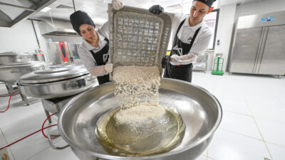 Mersin Büyükşehir Belediyesi tarafından Silifke’de hizmete açılan aşhane, hafta içi