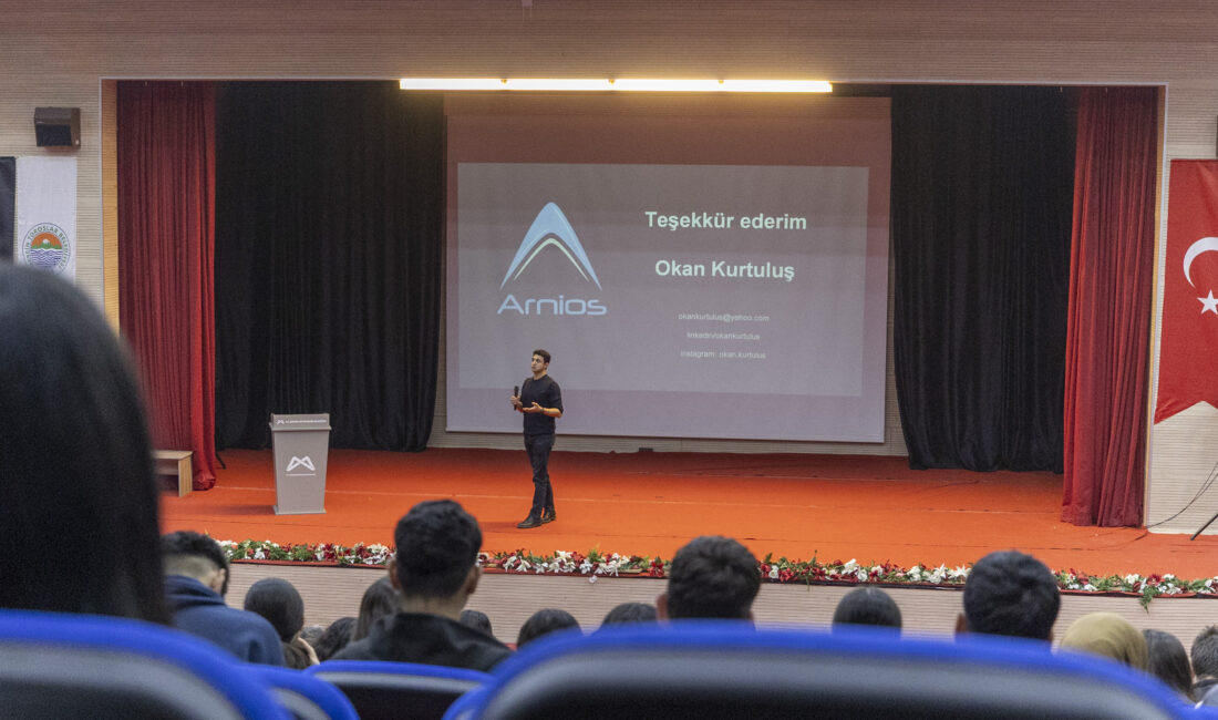 ÖĞRENCİLER GELECEKLERİNİ BÜYÜKŞEHİR İLE ŞEKİLLENDİRİYOR Öğrencileri hayatın her alanında destekleyen Mersin Büyükşehir Belediyesi, Yüksek Öğretim