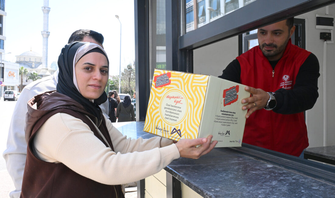 MERSİN BÜYÜKŞEHİR’İN FENİLKETONÜRİ HASTALARINA GIDA KOLİSİ DESTEĞİ SÜRÜYOR Mersin Büyükşehir Belediyesi, sosyal destek projeleri kapsamında, özel beslenme ihtiyacı