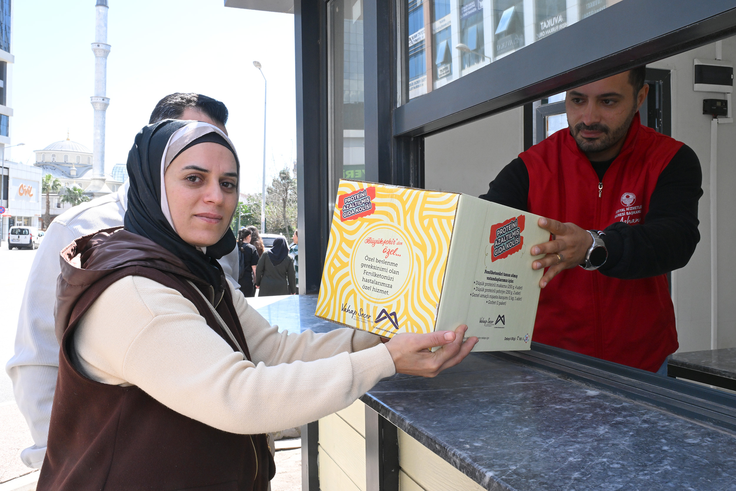 MERSİN BÜYÜKŞEHİR’İN FENİLKETONÜRİ HASTALARINA GIDA KOLİSİ DESTEĞİ SÜRÜYOR