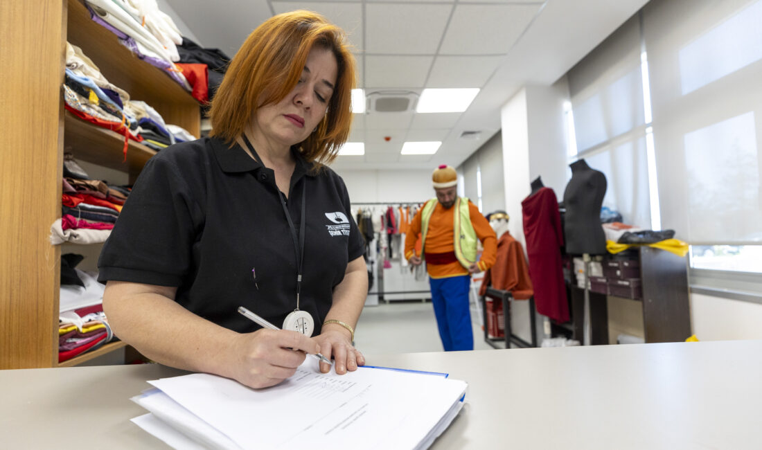 ŞEHİR TİYATROSU DİKİM ATÖLYESİNDE 14 OYUN İÇİN YÜZLERCE KOSTÜM HAZIRLANDI Mersin Büyükşehir Belediyesi Kültür, Sanat ve Sosyal İşler Dairesi’ne bağlı