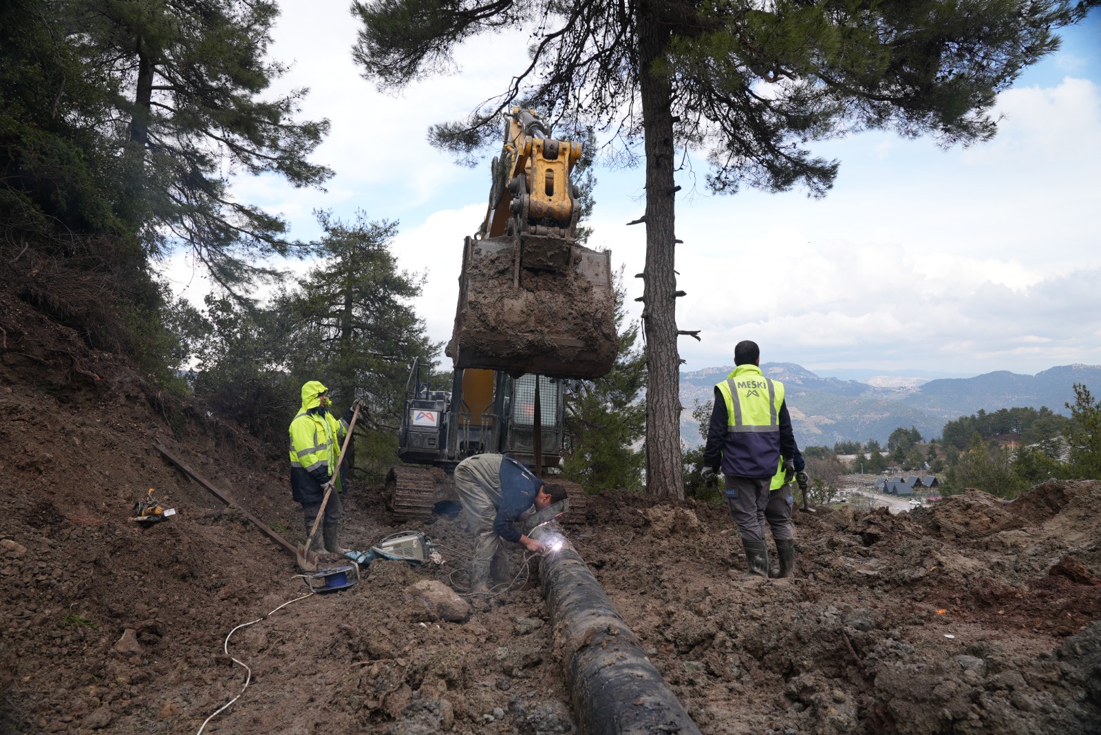 MESKİ’DEN HEYELAN SONRASI ZARAR GÖREN İÇME SUYU HATTINA ANINDA MÜDAHALE