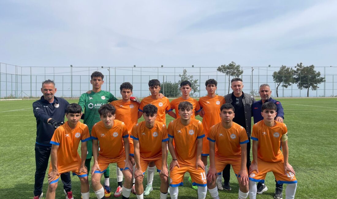 Mersin U-15 Ligi’nde şampiyon olan Yenişehir Belediyesi Spor Kulübü U-15
