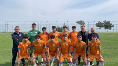 Mersin U-15 Ligi’nde şampiyon olan Yenişehir Belediyesi Spor Kulübü U-15