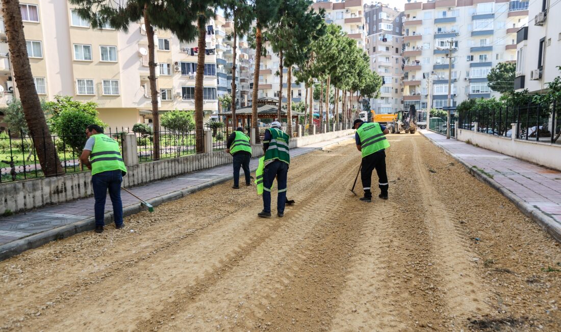 Mezitli Belediyesi Fen İşleri Müdürlüğü ekipleri, ilçe genelinde yürüttüğü asfalt