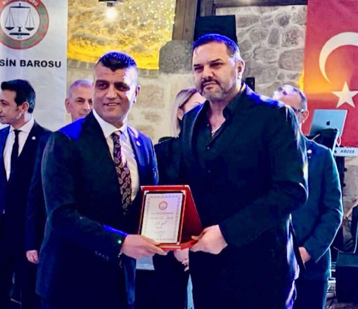 Mersin Barosu’ndan Duayen Av. Murat Altındere’ye Onur Plaketi Mersin Barosu, meslekte 25. yılını dolduran duayen Avukat Murat Altındere’yi