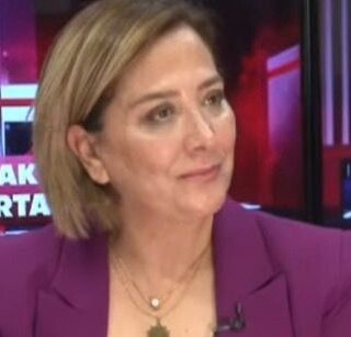 DEVA PARTİSİ Yenişehir İlçe Başkanı Leyla Pak son günlerde okullarda