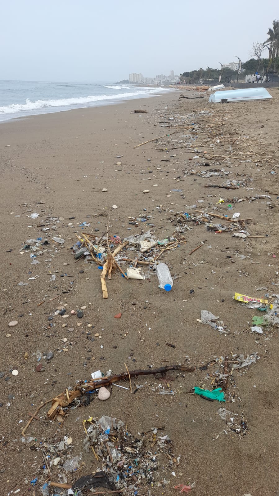 Mersin’de sahiller alarm veriyor:   Deniz çöpleri kıyıya geri vurdu