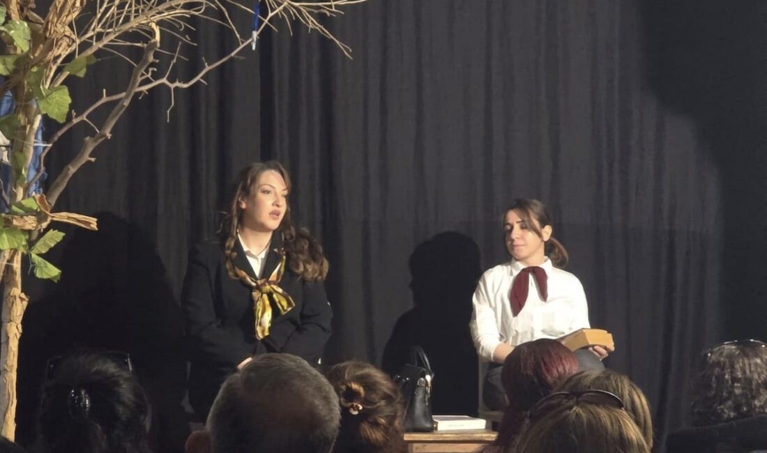 Epik Sanat Tiyatrosu “Nazım” adlı oyunu yeniden sahneledi Deprem sonrası yeniden ayağa kalkmaya çalışan Hatay’da, özellikle Defne