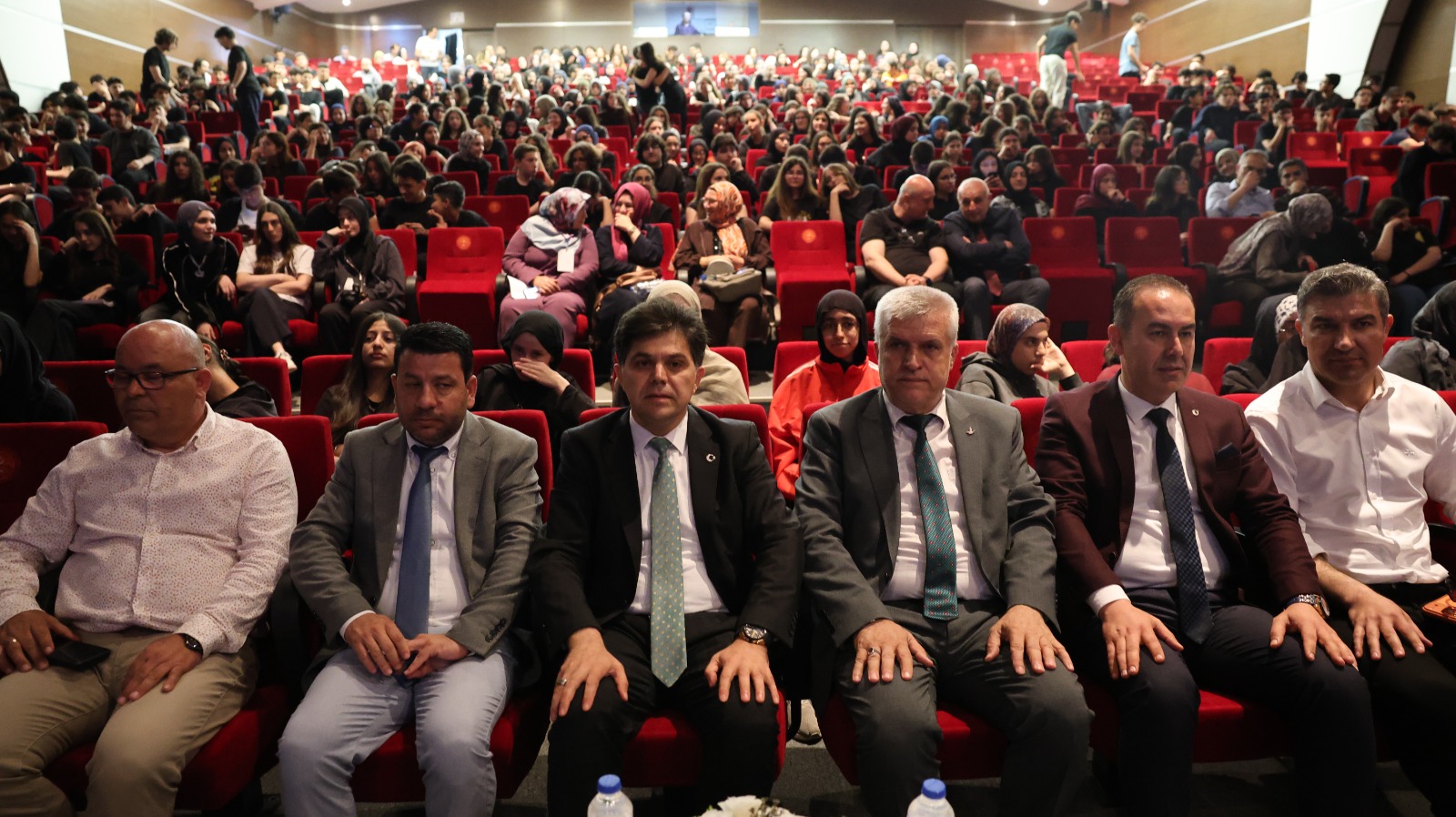 ÖZDEMİRCİ, “FİRAVUNLA YÜZ YÜZE” TİYATRO OYUNUNU İZLEDİ