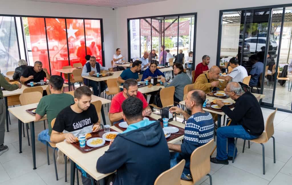 Yenişehir’de çorba parasına 3 çeşit yemek Mersin Yenişehir Belediyesi, ekonomik zorlukların yaşandığı bu dönemde vatandaşın yanında