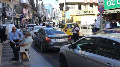 Mersin’in kalabalık cadde ve sokaklarında gündem, binlerce kilometre ötede yaşanan
