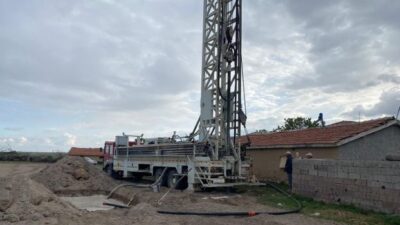 Mersin’in Erdemli ilçesine bağlı Ayaş Mahallesi’nde kaçak uygulamalara karşı uyarı geldi. Mahalle Muhtarı Bayram